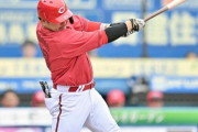 カープ會澤、1号同点ホームラン！バックスクリーン右に飛び込むベテランの一発！