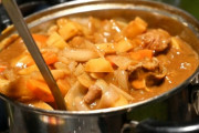 【画像】会社員「会社のみんなでキャンプに来ました！お昼はカレーを作るぞー！」