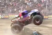 モンスタートラックのタイヤが外れて会場を飛び出してしまう大事故。