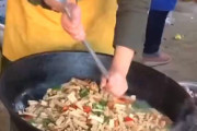 【動画】中国あるある、大鍋の中の料理の汁でお玉を洗う露店のおじさん！w