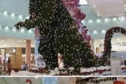 海外「日本のクリスマスツリーがヤバ過ぎ！いや、意外といいじゃないか！」ゴジラのＸマスツリーが外国人にも話題に！
