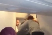 【動画】狂った乗客が飛行中の飛行機のドアを開けようとしてパニックに。