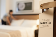 【裏事情】ホテルのベッドメイクをやってた私が見たもの…。ホテルに泊まる時は『コレら』持参がベスト！！
