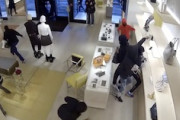 【動画】営業中のルイ・ヴィトンから商品を根こそぎ奪う14人組の窃盗団ヤバすぎ。