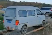 【動画】中国人さん、木を乗せただけの橋を車で渡ろうとして案の定やらかす