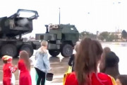 高機動ロケット砲「HIMARS」から発射されたお菓子に殺到する子供たち！