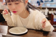 【画像】デートの飯がこんな下品な食いもんでもニッコニコの彼女ｗ