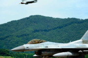 韓国軍のKF-16戦闘機が米アラスカで訓練中に機体破損…滑走中に操縦士が非常脱出！