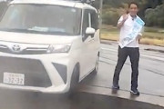 【動画】東田じゅんぺい候補の選挙カー。歩道を完全に塞いで演説してしまう。いいのかそれは。