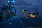 米海軍強襲揚陸艦アメリカ艦上でMV-22Bオスプレイの夜間飛行訓練を実施！