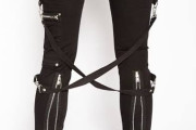 【画像】最近流行りの両足を繋ぐ紐みたいのがついてるズボン、マジでかっこ良すぎる……