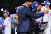 栗山英樹氏のサプライズ登場に中日・谷元、大野奨が泣き崩れる　堂上は兄・剛裕氏からの花束贈呈に涙