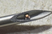 【技術】塩つぶサイズのチップを注射で埋め込み、超音波で電力供給と無線通信を実現