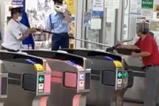 八王子駅で鎌を持った男 vs 刺股駅員たちの改札バトルが撮影される。