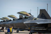 米空軍のステルス戦闘機「F-22ラプター」が武器システム評価演習のため集結！