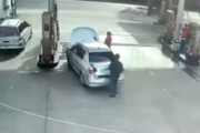 【衝撃】ブラジルのガソリンスタンドで車が爆発し2人が重傷を負う。