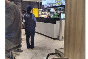 【画像】警察官さん、マクドを買いに来ただけで晒される……