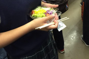 【悲報】女子高生さん、満員電車でサラダを食べてしまう