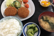 コロッケ定食を頼むやつどうかしてるだろ？コロッケは炭水化物だぞ？