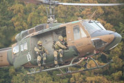 陸上自衛隊、ヘリからの空路潜入及びオートバイの積載卸下等の訓練を実施！