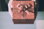 約8割の人が「うれしくないクリスマスプレゼントをもらった」、対処方法は？