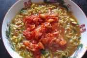 【トッピング】ラーメンにキムチ入れるのハマってるんやが野菜取れて温まれて健康的やと思うんやが（画像あり）