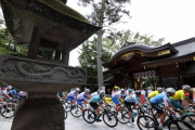 「こんな光景もうないわ」　神社を走る自転車集団…五輪ロードレースが捉えた日本の風景