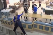 【動画】レストランにミサイルが着弾した瞬間の店内カメラの映像が公開される。