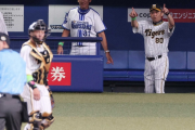 【球宴】阪神・岡田“コーチ”がまさかのリクエスト要求！ノイジーの好返球に我慢できずネット話題に