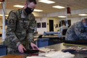 米空軍、航空機の座席に使用される綿布を使ったフェイスマスクを製作！