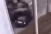 【動画】 ロシア軍の装甲戦闘車両が民間人が乗っている車をそのまま押し潰す・・ 衝撃動画が流出