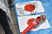 岩屋、何か言ってみろ　〜　反差別活動家が「国旗損壊」新宿駅前で国旗踏みつけパフォーマンス