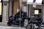 【動画】被害額3億円超か。パリ中心部のシャネルが武装強盗に襲われる。