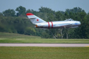 米空軍航空ショーでMig-17Fジェット戦闘機が曲技飛行を披露！