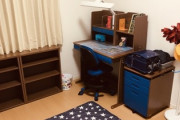 子供部屋おじさん←まあ人それぞれだしな　子供部屋に学習机おじさん←捨てろよ