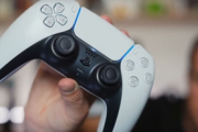 【朗報】PS5新コントローラー『デュアルセンス』はデュアルショック4の２倍のバッテリー持続時間に！２倍だぞ、２倍！！