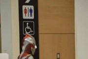 【悲報】ウルトラマンさん、トイレに入ってしまう