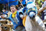 逃げ回る馬を蹴ったり殴ったりして喜ぶ日本人の祭りに批判が殺到・・・神社が謝罪する事態に・・・