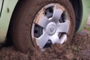【役立つ】車が泥にハマった時に脱出する方法が話題に！