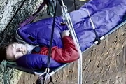 こんな場所でよく熟睡できるな。崖のベッドでスヤスヤ気持ち良さそうにねむるロッククライマー。海外の反応