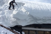 【新潟】気が遠くなる作業。豪雪地域の雪下ろしはこんなにも大変だという映像。