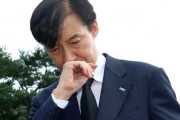 #韓国記事翻訳　『釈放された左翼政治家、墓前に保守政党半減を誓う！』、『犯罪者が大統領になり、世の中どうなってるんだ‥』