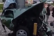 【動画】電柱に突っ込んだ車が千切れてしまう事故(((ﾟДﾟ)))
