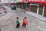 【動画】中国のトラック　ぶつかっただけで全壊