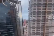 【動画】ビルの建設中に足場が崩れ宙吊り…