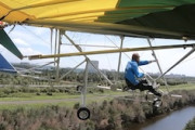【動画】墜落を繰り返す自作飛行機の人、過去最高のフライトを記録する！