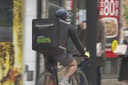 【悲報】Uber Eats配達員、配達1kmあたりの報酬を150円から60円に引き下げられてしまう