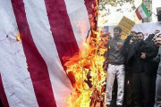 抗議デモで燃やすための米国旗に需要、イラン最大の旗工場が大忙し！