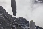 【衝撃】大規模な落石の真下にいた登山家が記録した映像がこわい。