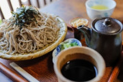 【悲報】セブンイレブン「ざる蕎麦にほぐし水入れるのやめたわｗ」→